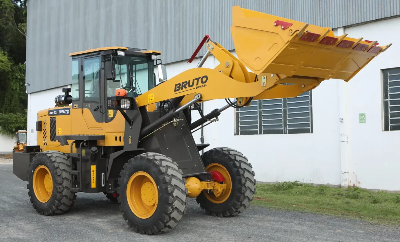 Pás carregadeiras novas da Bruto Brasil a pronta entrega com mesmo preço de pás carregadeiras usadas.