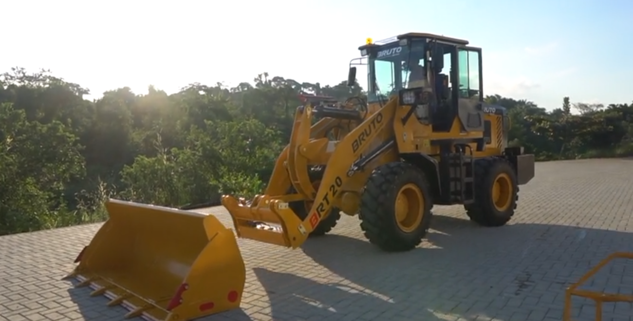 Implementos para pá carregadeira utilizada em confinamento