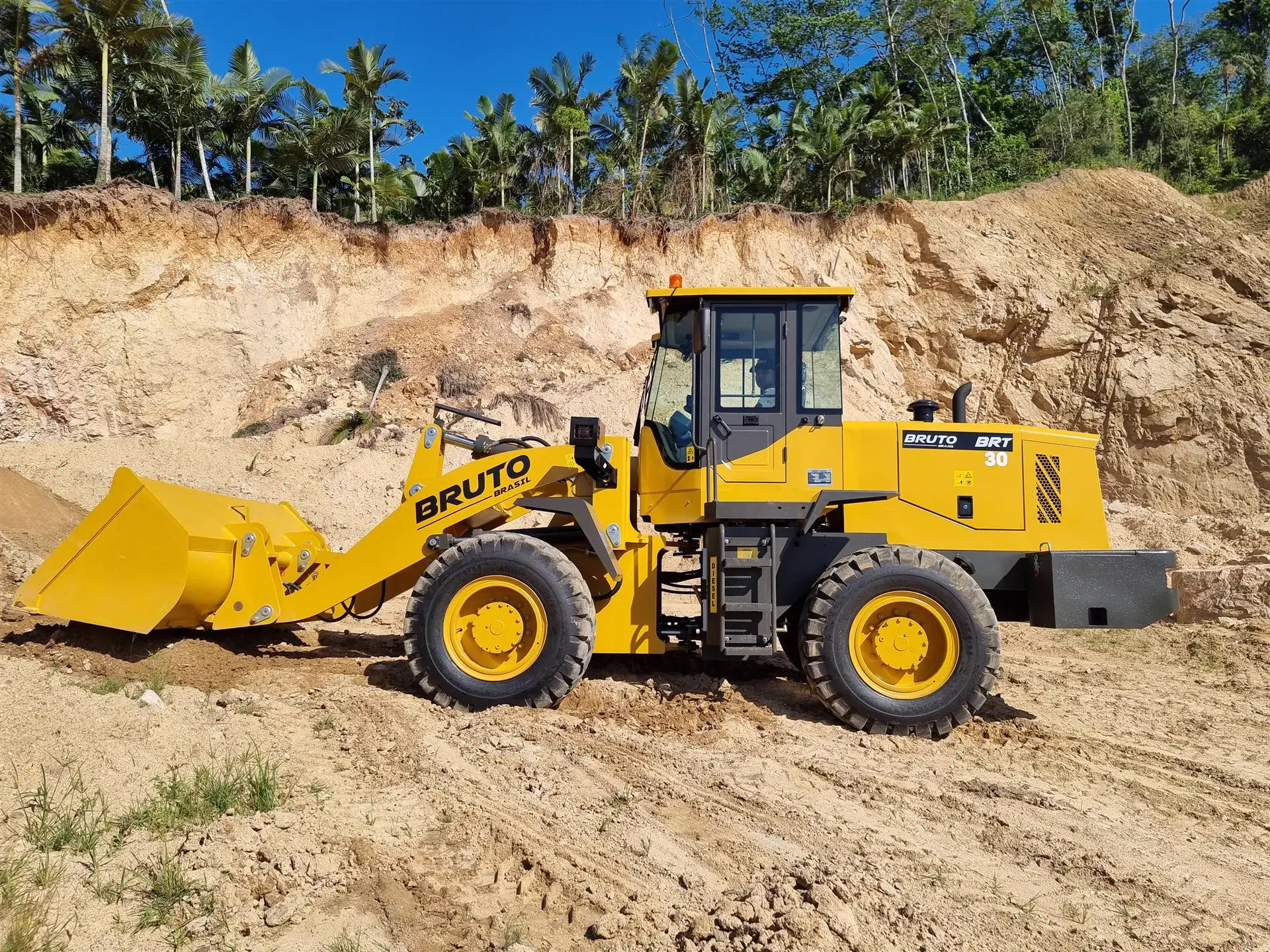 Pá carregadeira BRT30 da Bruto Brasil carregando areia na pilha